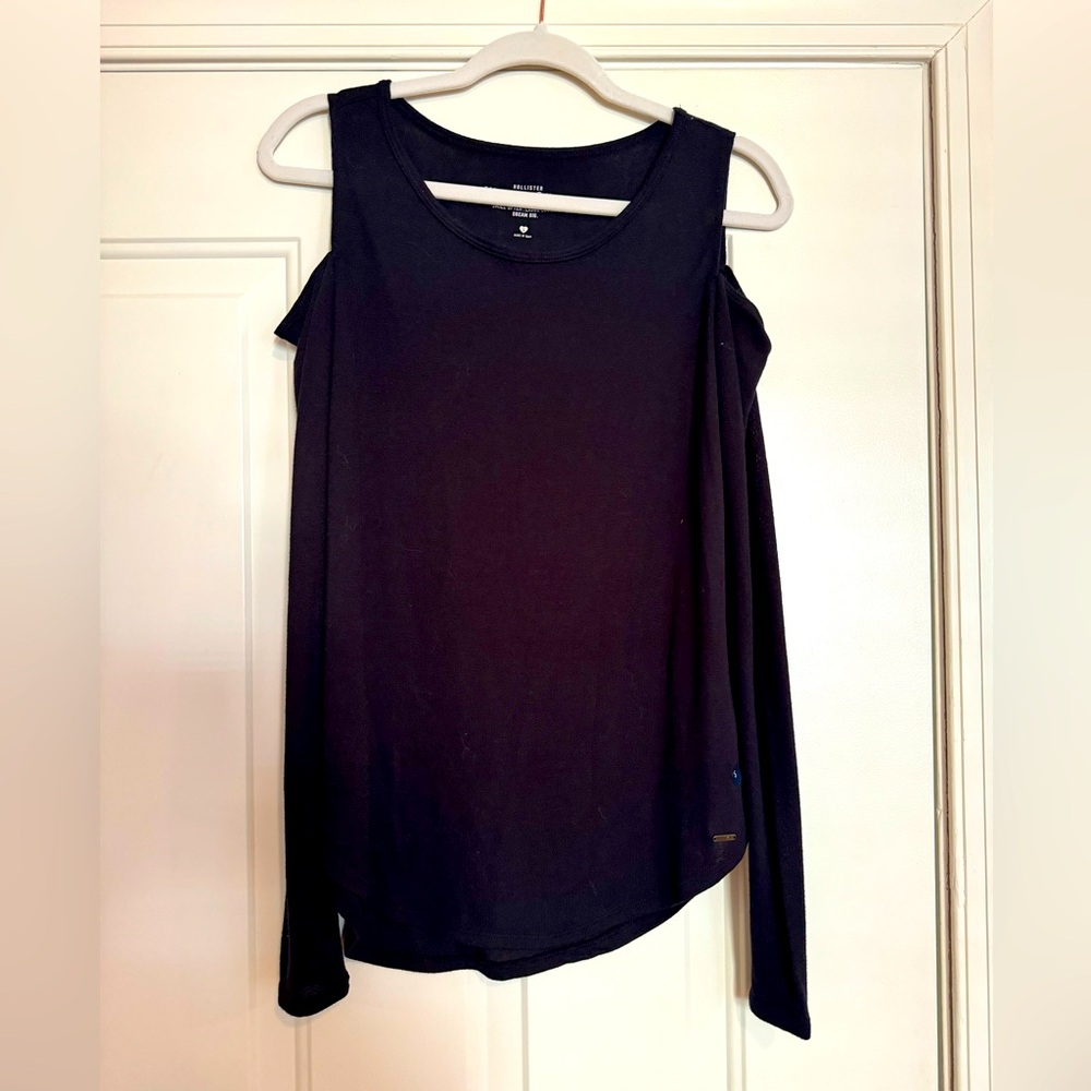 Hollister long sleeve top with cut out shoulder. Soft, stretchy and brand new!
